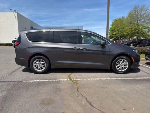 Used 2023 Chrysler Pacifica Touring-L image 8