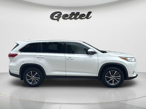 Used 2019 Toyota Highlander XLE FWD image 4