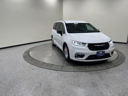 Used 2024 Chrysler Pacifica Touring-L image 4