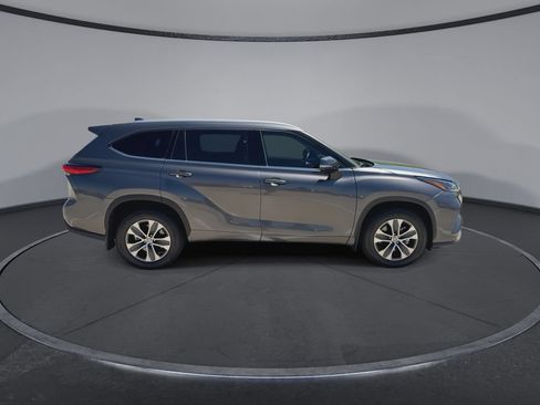 Used 2022 Toyota Highlander XLE AWD/4WD image 9