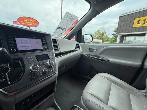 Used 2019 Toyota Sienna XLE FWD image 24
