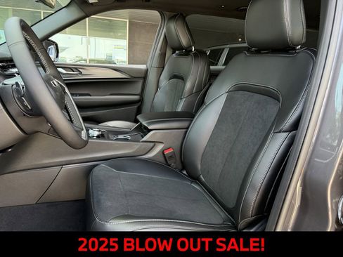 New 2025 Jeep Grand Cherokee L Altitude image 24