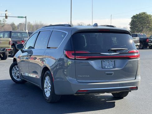 Used 2022 Chrysler Pacifica Touring-L image 6