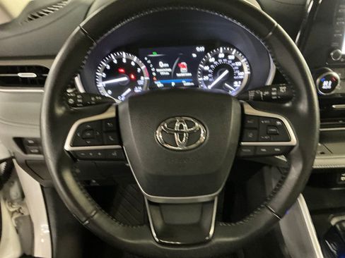 Used 2022 Toyota Highlander XLE AWD/4WD image 19
