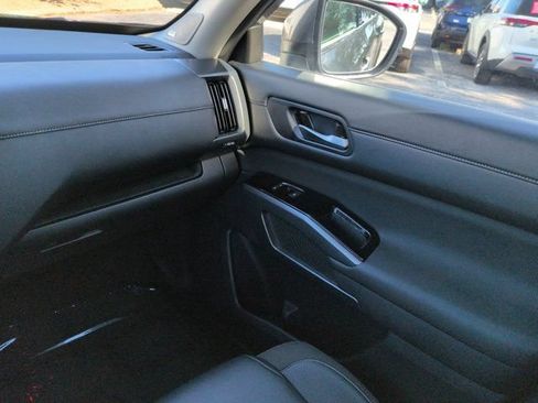 Used 2025 Nissan Pathfinder SL w/ SL Premium Package FWD image 16