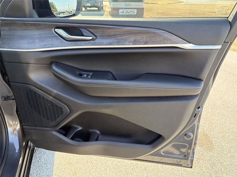 New 2025 Jeep Grand Cherokee Limited image 14