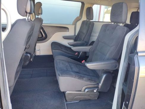 Used 2019 Dodge Grand Caravan SE w/ UConnect Hands-Free Group image 26