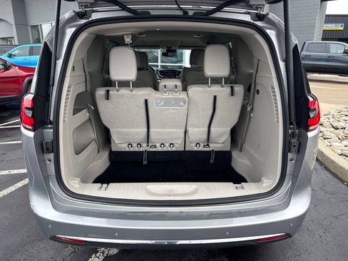 Used 2021 Chrysler Pacifica Touring-L FWD image 7