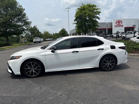 Used 2021 Toyota Camry SE w/ Convenience Package FWD image 3