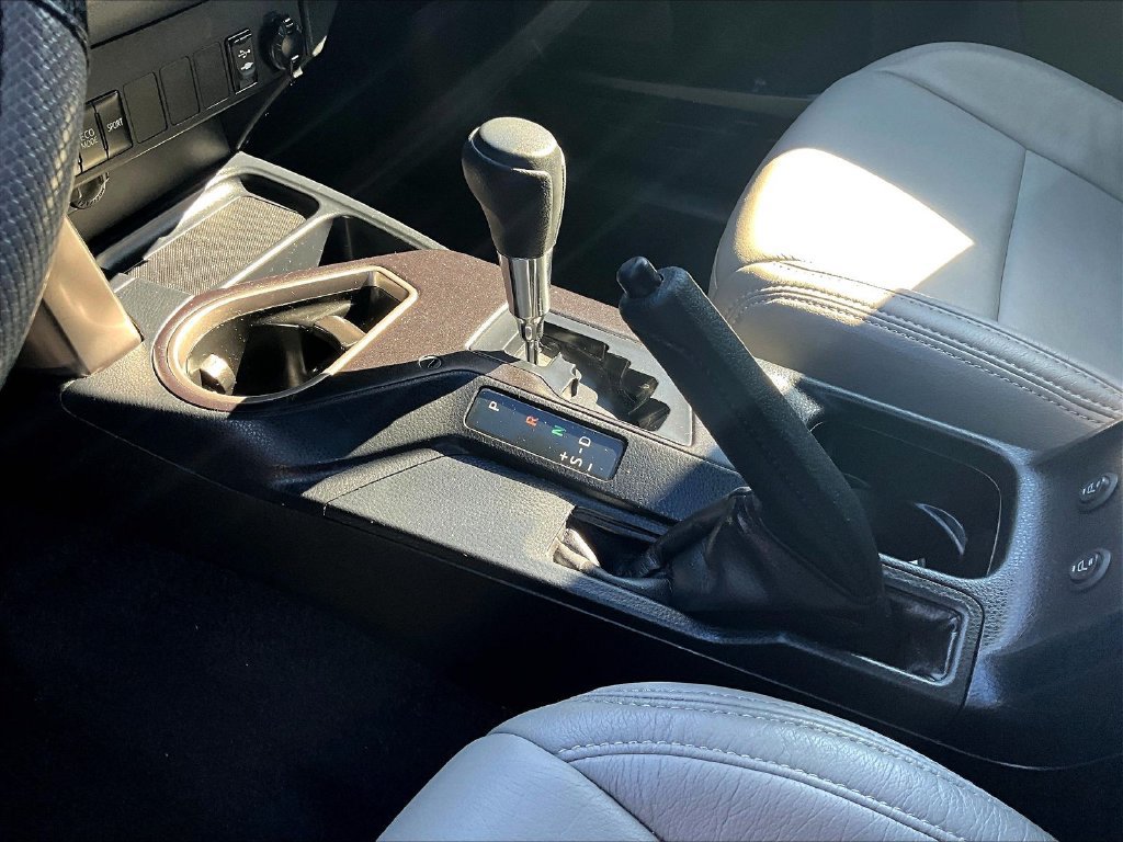 Used 2018 Toyota RAV4 LE AWD/4WD image 17