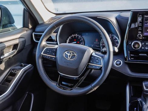 Used 2021 Toyota Highlander XLE AWD/4WD image 17