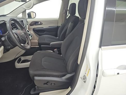 Used 2022 Chrysler Voyager LX FWD image 2