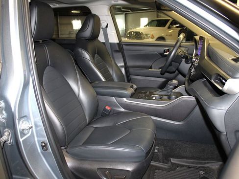 Used 2023 Toyota Highlander XLE AWD/4WD image 29