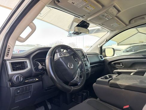 Used 2021 Nissan Titan SV image 7