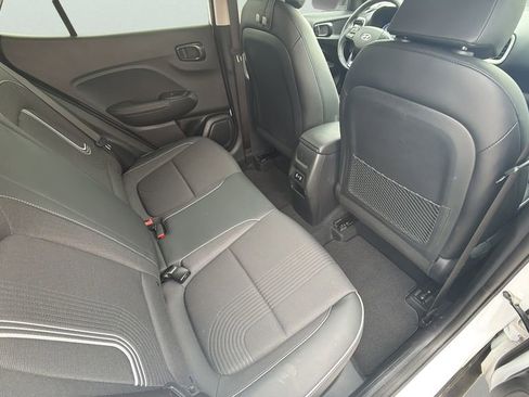 Used 2024 Hyundai Venue Limited FWD image 20