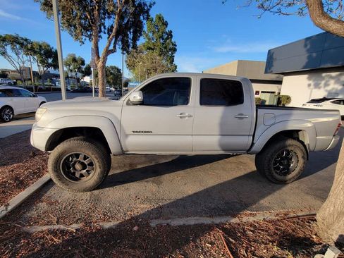 Used 2012 Toyota Tacoma PreRunner w/ TRD Sport Pkg image 2