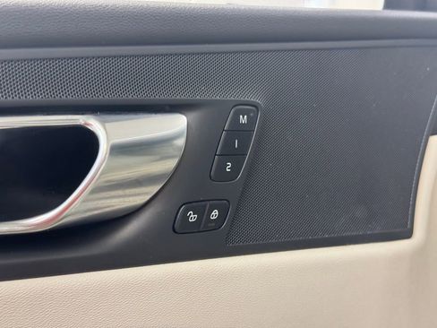 Used 2023 Volvo XC60 B5 Plus image 9