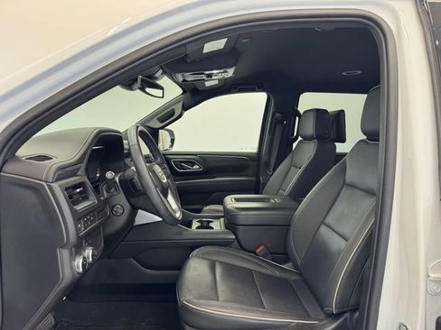 Used 2024 GMC Yukon SLT w/ SLT Luxury Package image 17