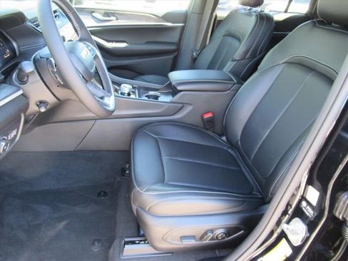 New 2026 Jeep Grand Cherokee Limited w/ Luxury Tech Group II RWD image 16