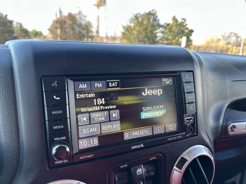 Used 2015 Jeep Wrangler Unlimited Rubicon image 18