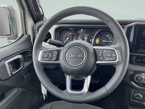 Used 2025 Jeep Wrangler Unlimited Sahara AWD/4WD image 28