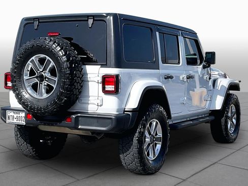 Used 2018 Jeep Wrangler Unlimited Sahara AWD/4WD image 13