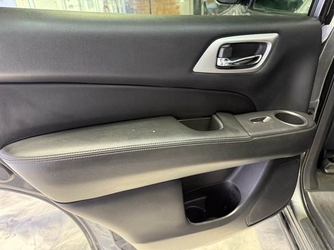 Used 2020 Nissan Pathfinder S image 29