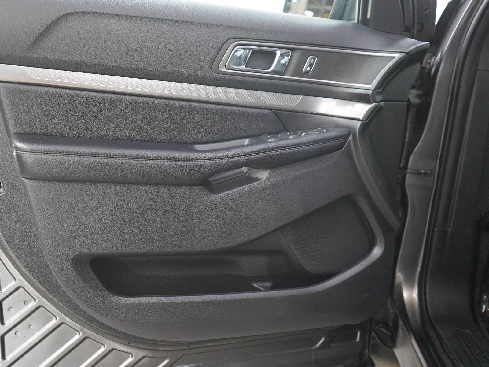Used 2018 Ford Explorer XLT w/ Equipment Group 202A AWD/4WD image 20