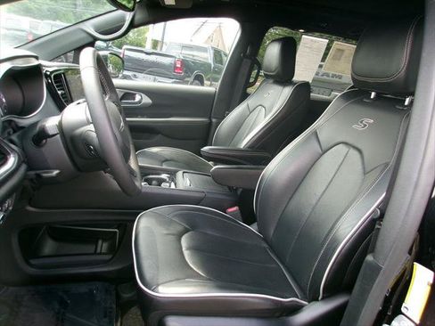 Certified 2025 Chrysler Pacifica Limited FWD image 7