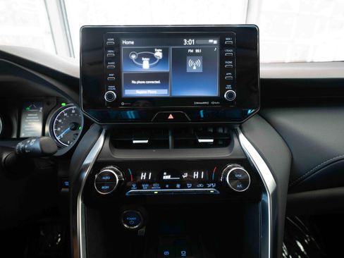 Used 2022 Toyota Venza LE image 17