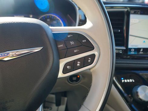 Used 2021 Chrysler Pacifica Limited w/ Uconnect Theater Family Group image 24