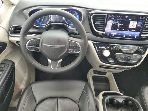 Used 2023 Chrysler Pacifica Touring-L image 16