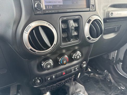 Used 2015 Jeep Wrangler Unlimited Rubicon AWD/4WD image 8