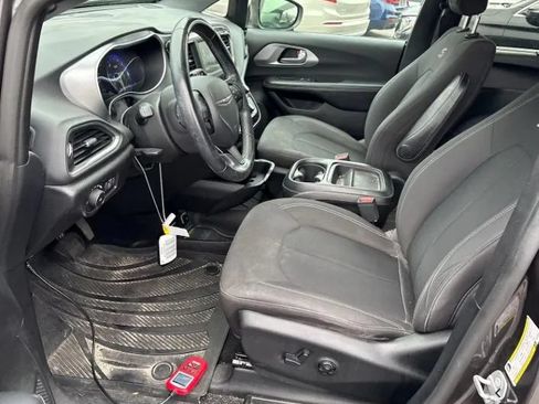 Used 2018 Chrysler Pacifica Touring Plus w/ S Appearance Package FWD image 2