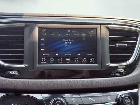 Used 2020 Chrysler Pacifica Touring-L FWD image 17