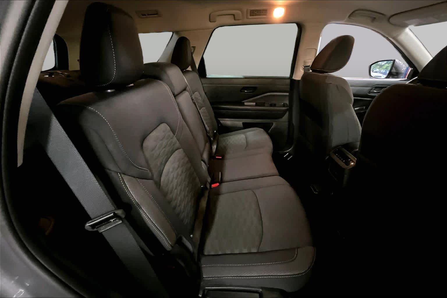 Used 2025 Nissan Pathfinder SV AWD/4WD image 18