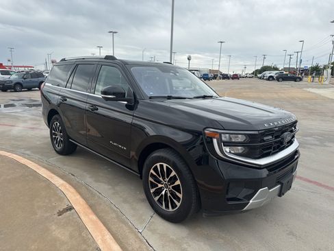 Used 2025 Ford Expedition Platinum image 3