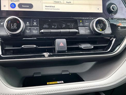 Used 2023 Toyota Highlander XLE FWD image 35