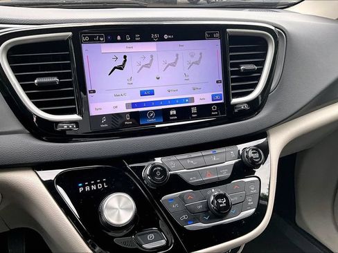 Used 2023 Chrysler Pacifica Touring-L FWD image 10