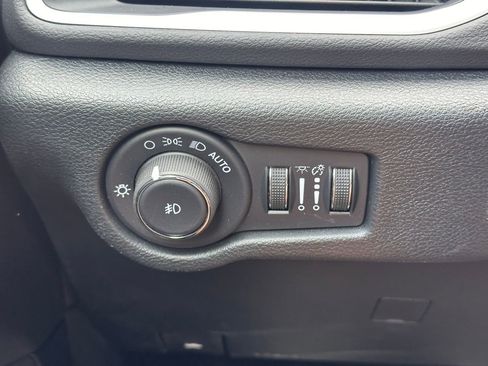 Used 2026 Chrysler Pacifica Select image 27