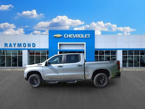 Used 2024 Chevrolet Silverado 1500 Custom Trail Boss w/ Dark Appearance Package AWD/4WD image 3