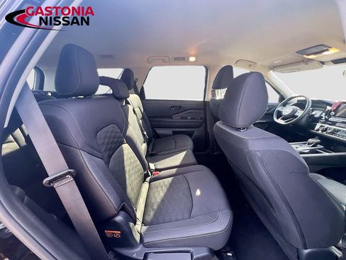 Used 2024 Nissan Pathfinder SV image 36