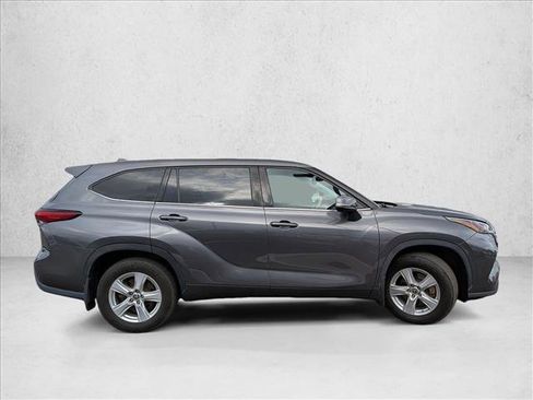 Used 2021 Toyota Highlander LE AWD/4WD image 4
