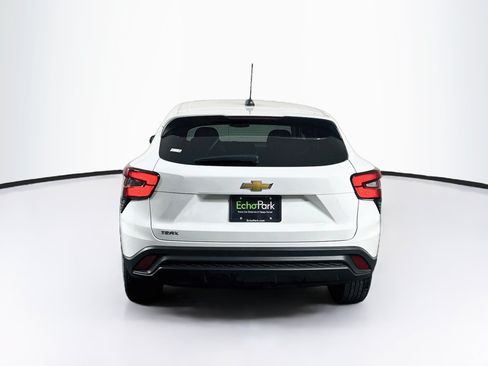 Used 2025 Chevrolet Trax LS FWD image 7