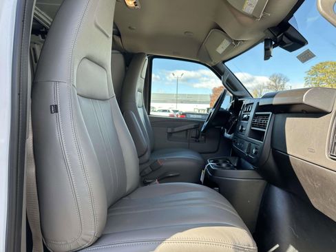 New 2025 Chevrolet Express 2500 Work Van w/ Safety Package image 24