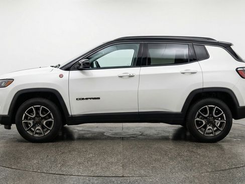 Used 2025 Jeep Compass Trailhawk image 5