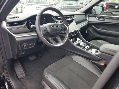 New 2025 Jeep Grand Cherokee L Altitude image 9