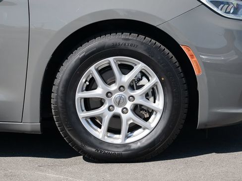 Used 2022 Chrysler Pacifica Touring-L FWD image 12