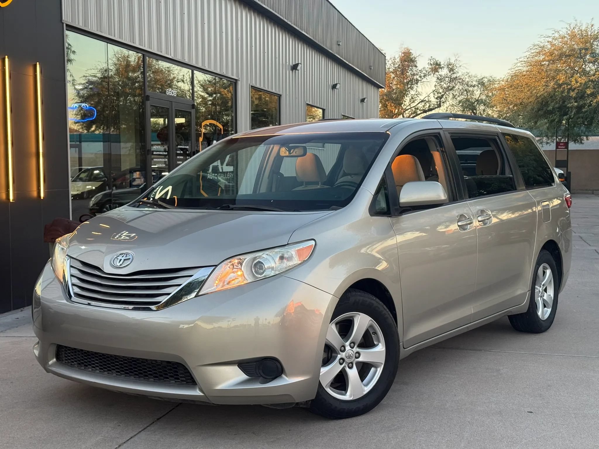 Used 2015 Toyota Sienna LE FWD image 1