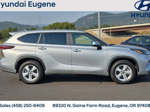 Used 2024 Toyota Highlander LE FWD image 2